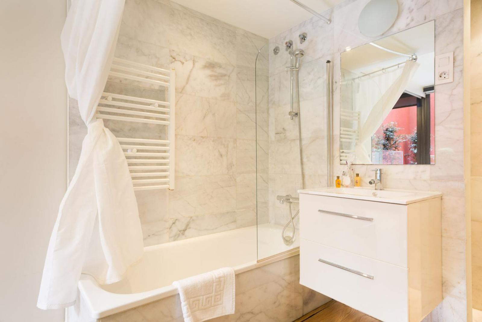 My Space Emirates - Fully Equipped Apartments Near The Beach With Shared Pool バルセロナ エクステリア 写真